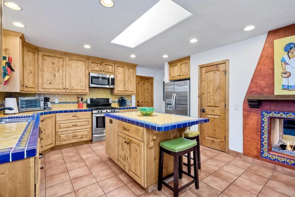 Great Group Retreat! Hacienda Decor, Spacious Floor Plan, Private Backyard Carlsbad Extérieur photo